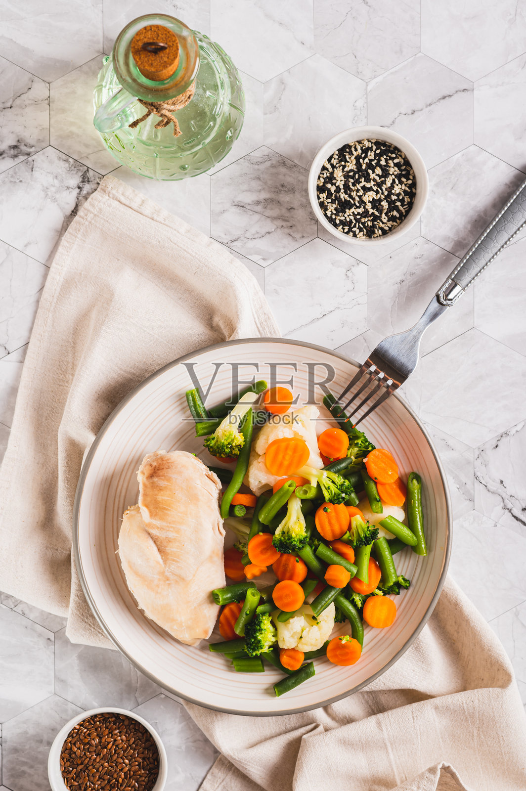 煮什锦蔬菜和鸡肉片的减肥食品在一个盘子顶部和垂直视图照片摄影图片