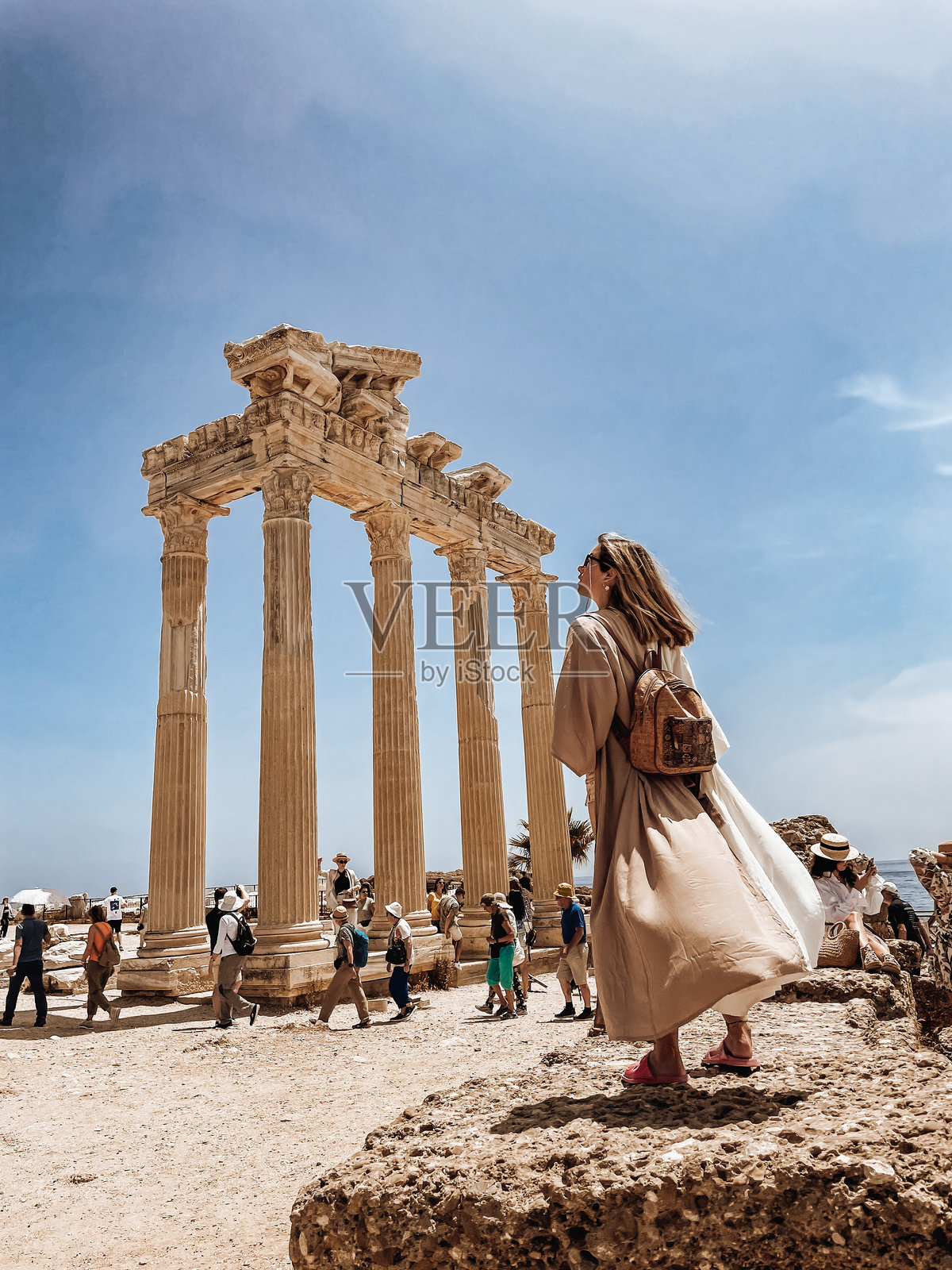 一位女性在著名地标前独自旅行照片摄影图片