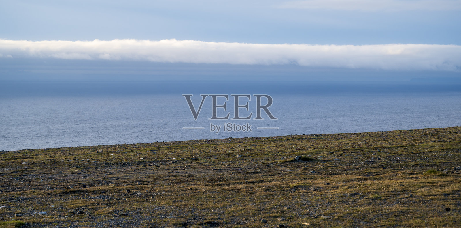 沿海苔原和海面上的云层照片摄影图片