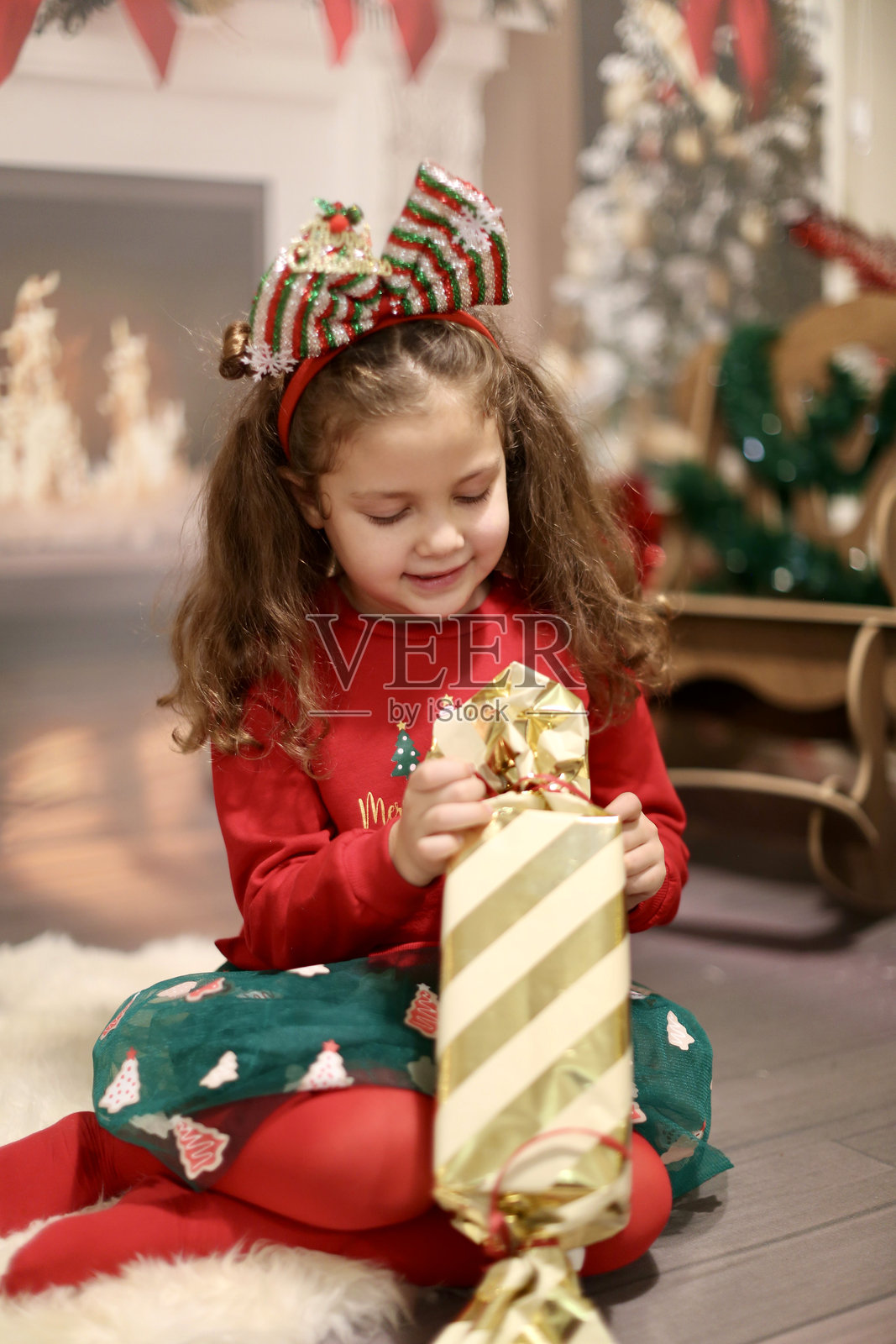 穿着圣诞服装的微笑女孩与节日装饰品照片摄影图片