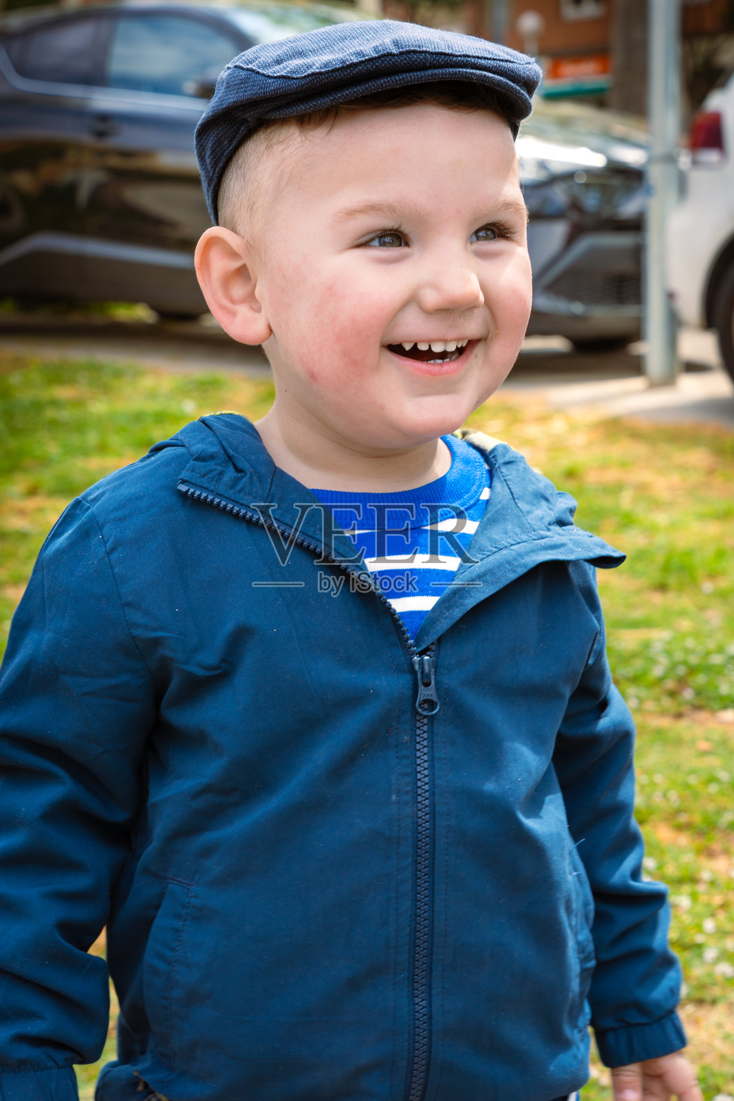 户外可爱微笑男孩的竖版肖像照片摄影图片