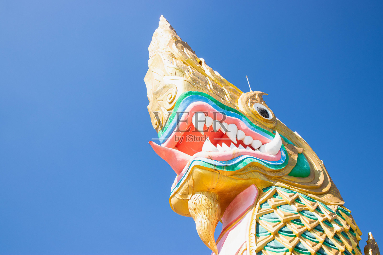 泰国雅索通 - 2021年1月3日：大蛇雕像位于雅索通省的新地标——帕亚坎卡克公园。照片摄影图片