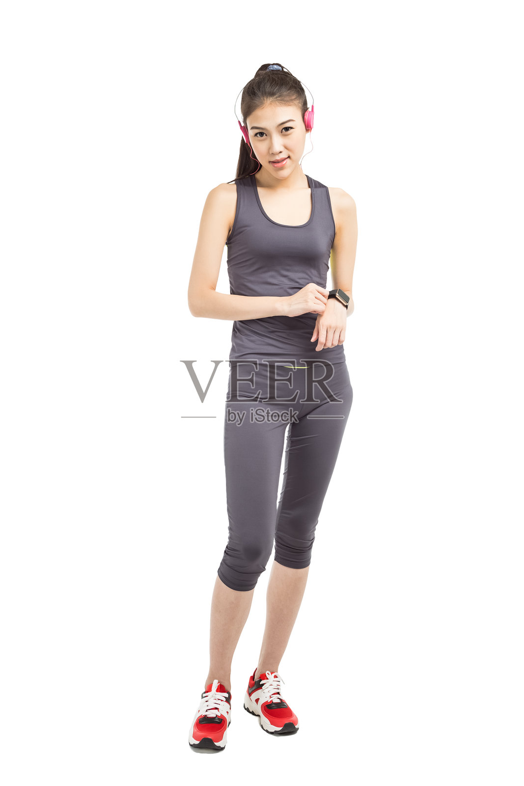 年轻的运动员在训练时查看智能手表照片摄影图片