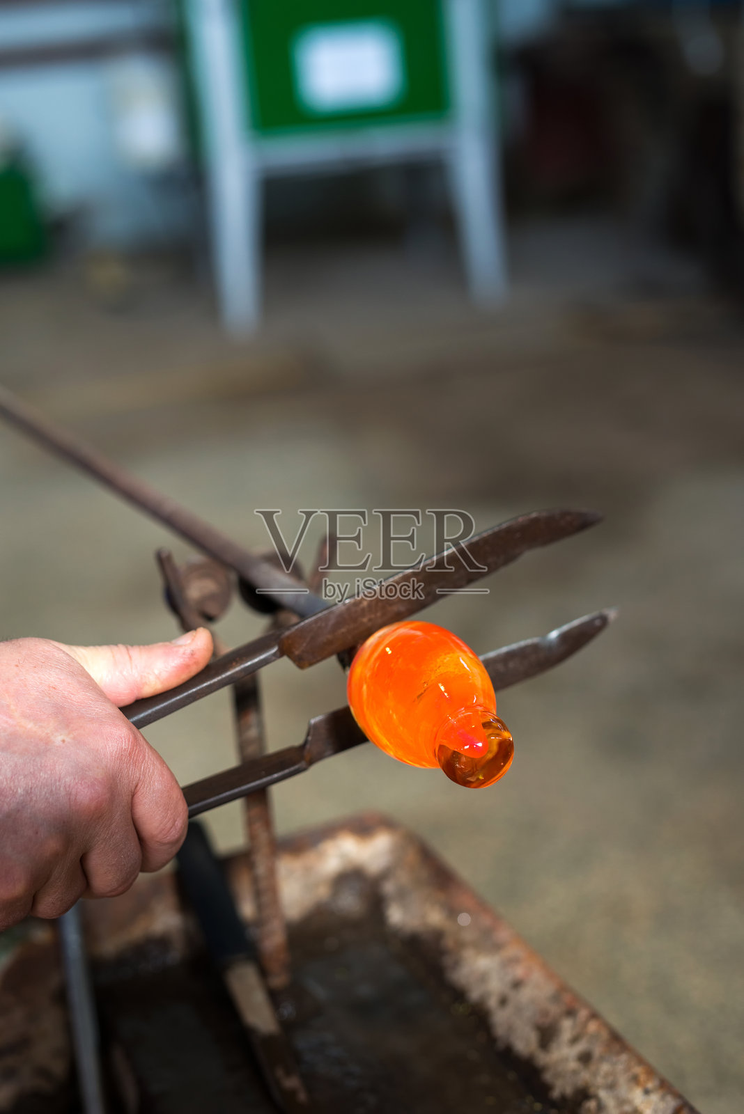 手工制作的融化玻璃雕像 - 选择性焦点照片摄影图片