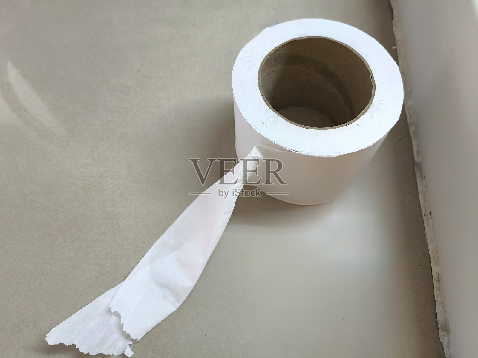 卫生纸卷。纸巾。卫生概念。浴室用品。照片摄影图片