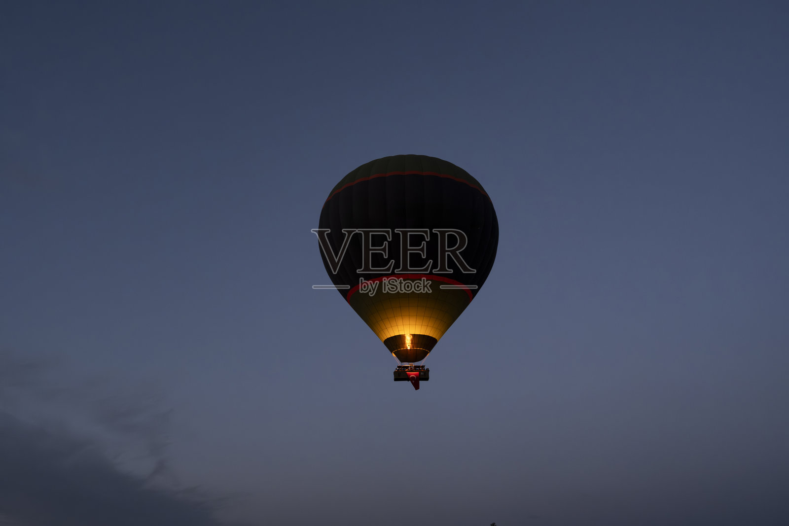 热气球在卡帕多奇亚的天空中。日出时的剪影照片。照片摄影图片