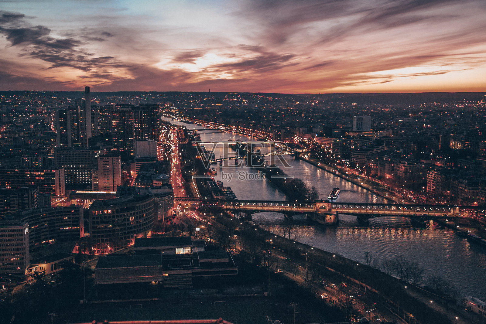 夜晚的巴黎城市，河流穿城而过照片摄影图片