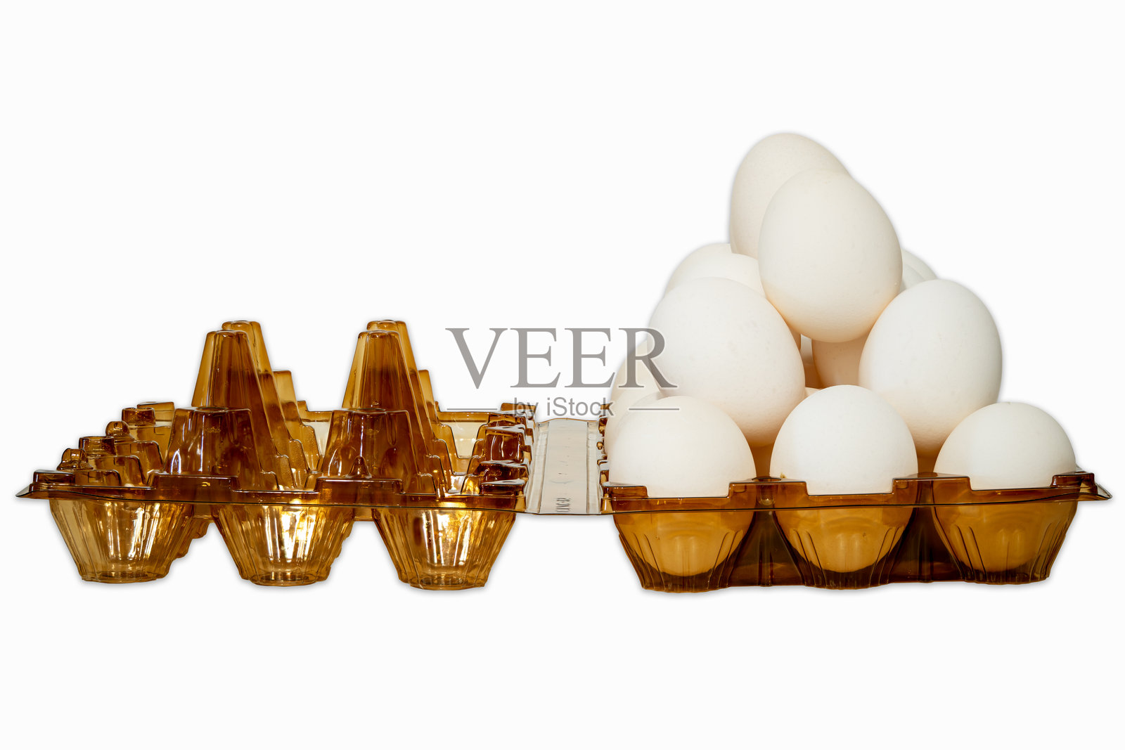 鸡蛋整齐地放在纸箱中，白色鸡蛋呈金字塔形展示照片摄影图片