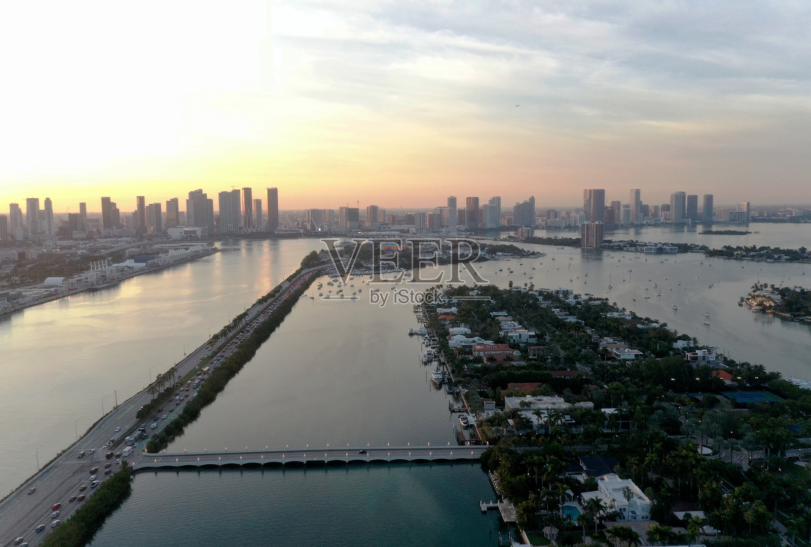 迈阿密湾的黎明：城市的宁静照片摄影图片