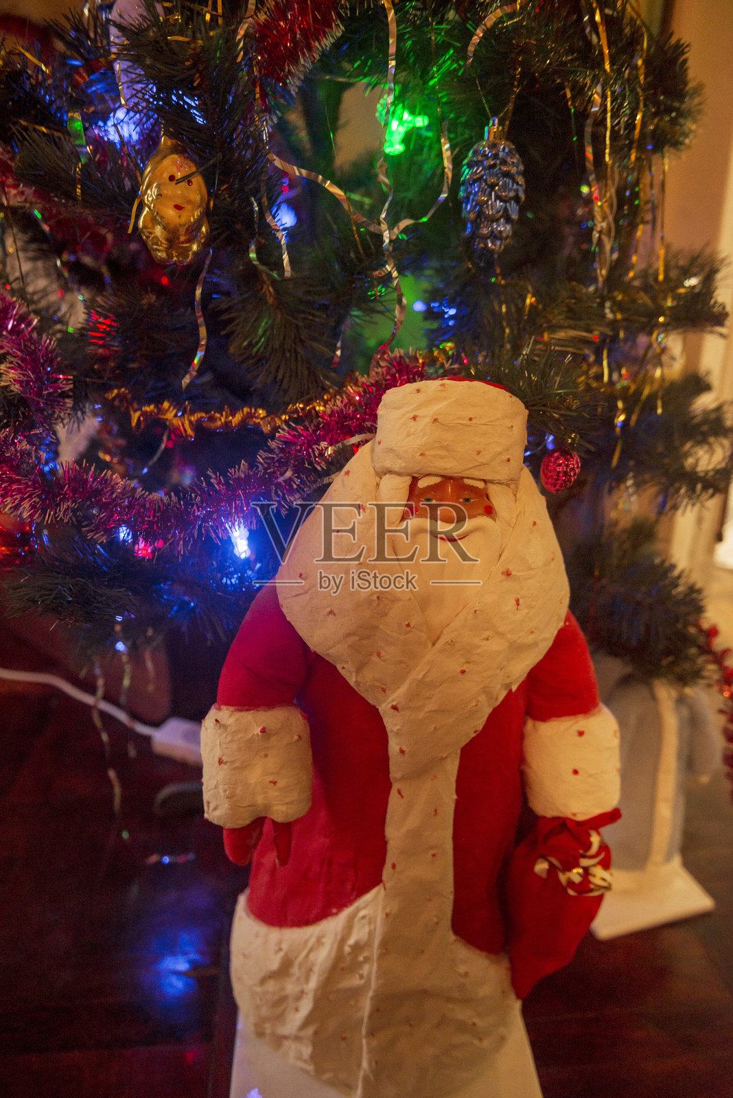 节日气氛浓厚的室内，摆放着圣诞树照片摄影图片