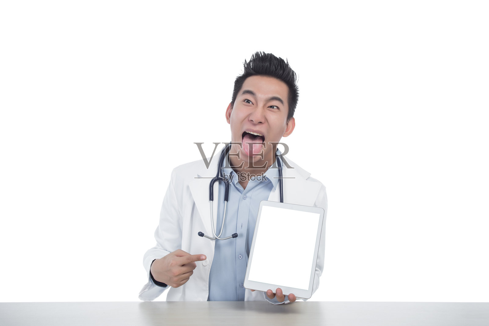 微笑的医生在桌面上使用平板电脑模板照片摄影图片