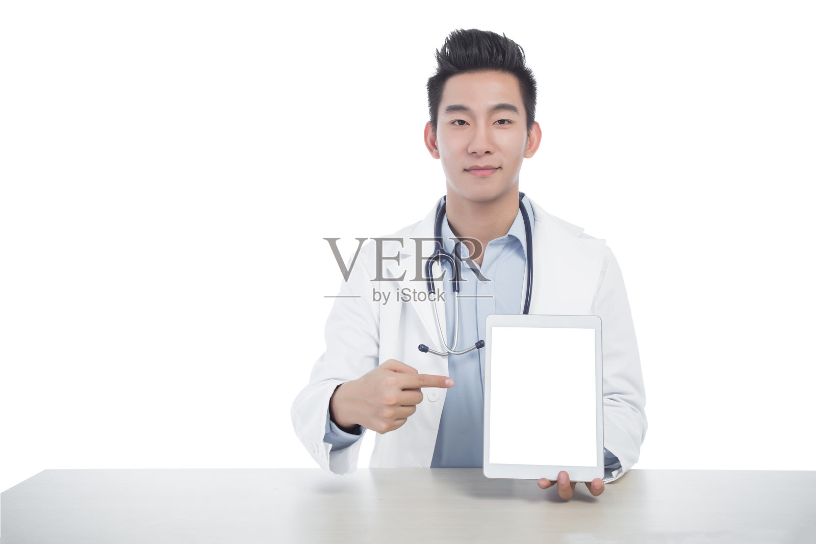 微笑的医生在桌面上使用平板电脑模板照片摄影图片