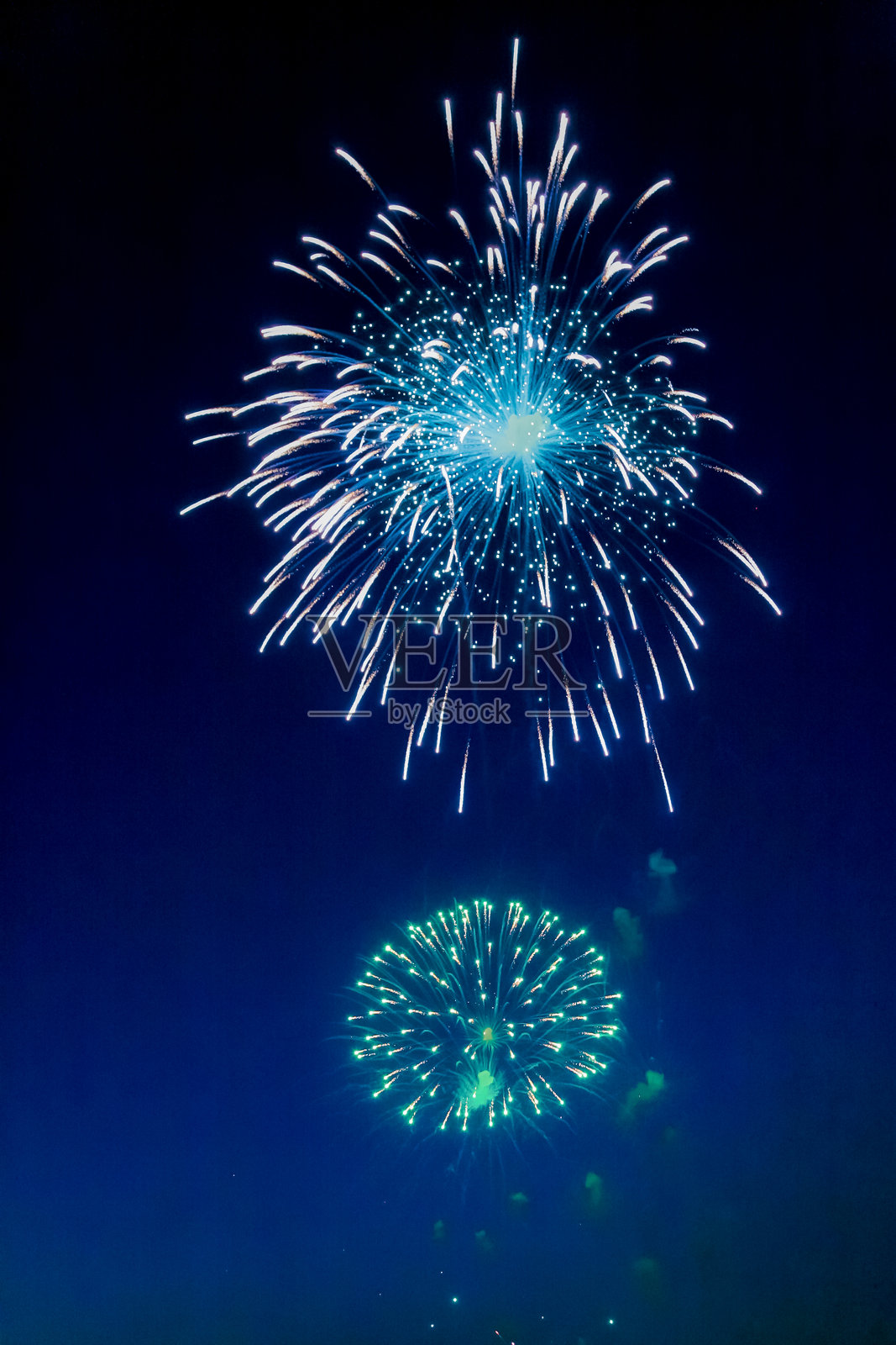 天空中的烟花表演照片摄影图片