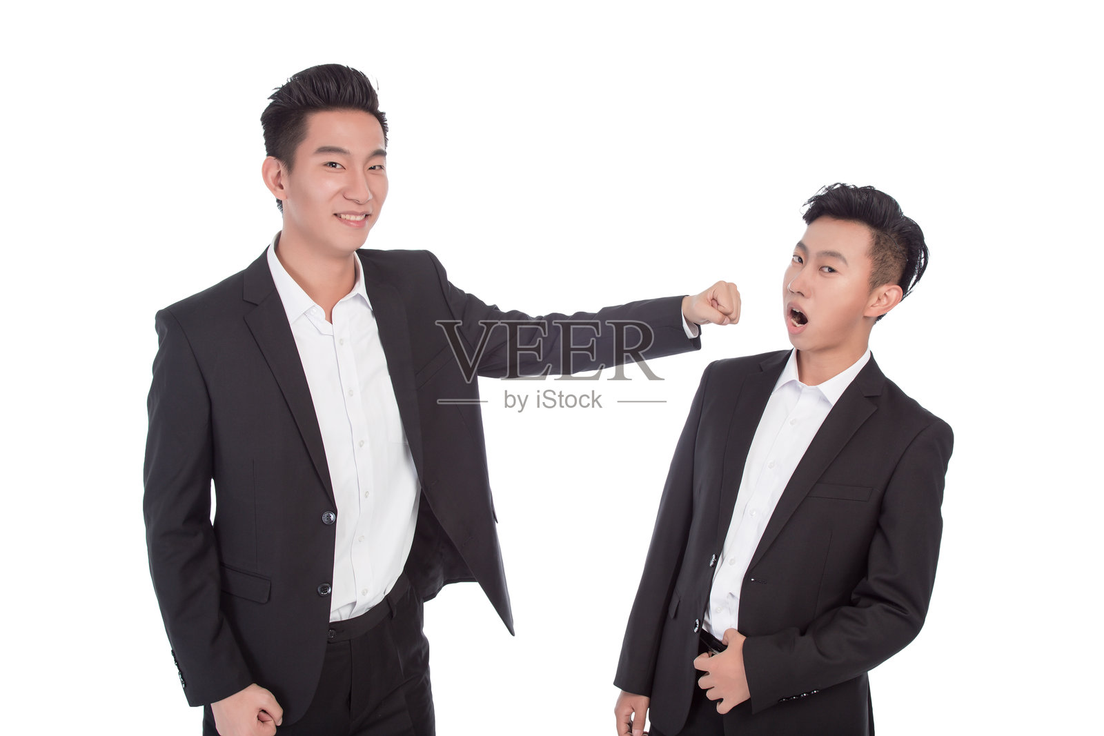 两位商人之间的冲突。背景为白色。照片摄影图片