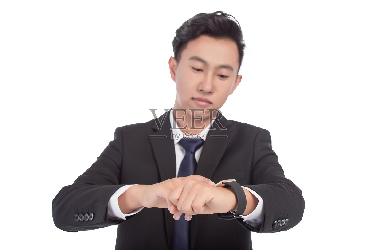 商人正在查看他的智能手表照片摄影图片