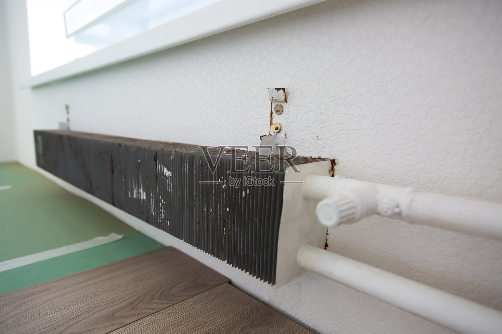 公寓墙上的脏旧电池照片摄影图片