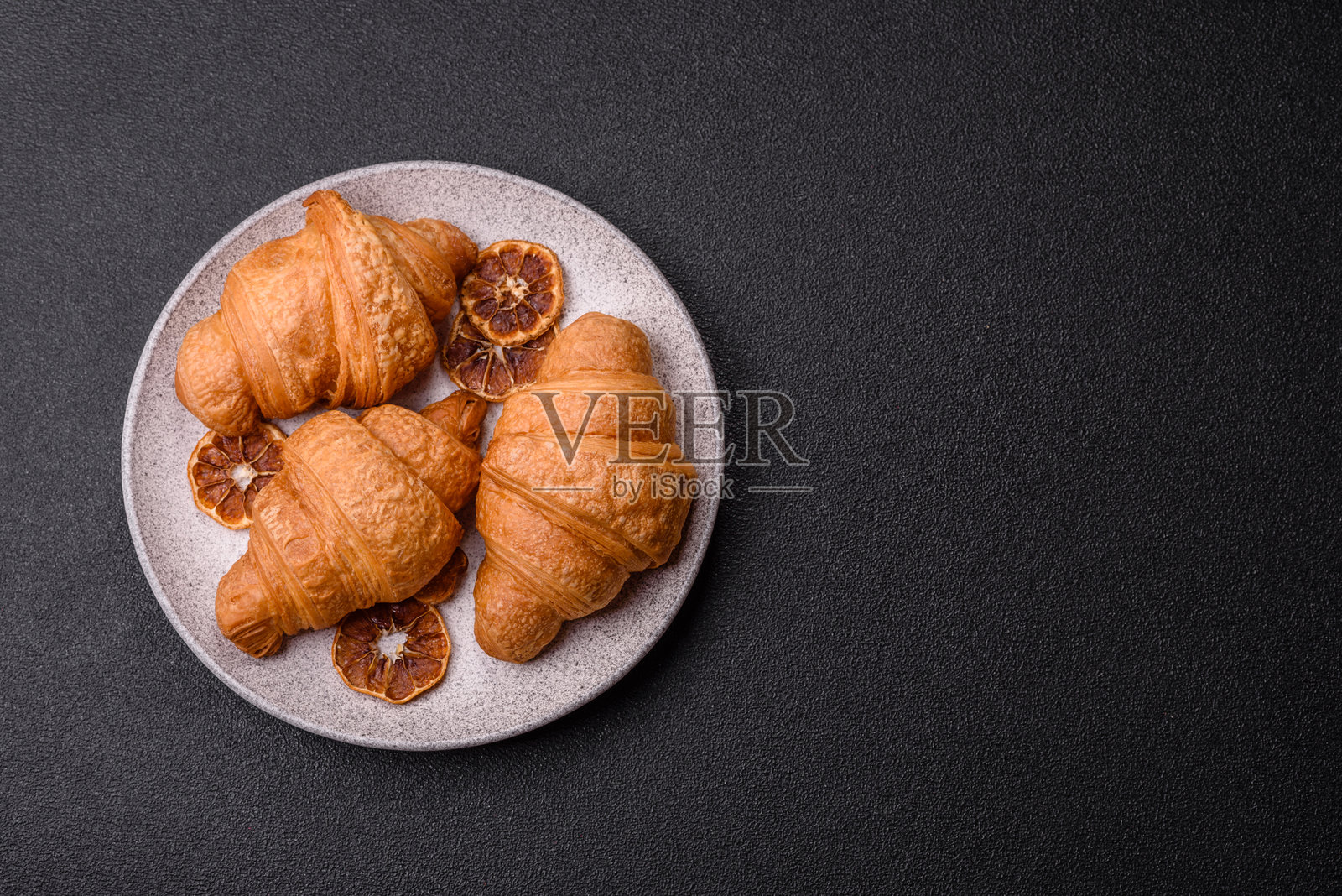 甜脆的巧克力夹心可颂面包照片摄影图片