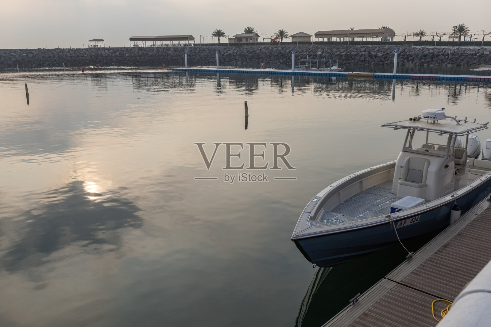 船头对着海面，阳光在水中反射照片摄影图片