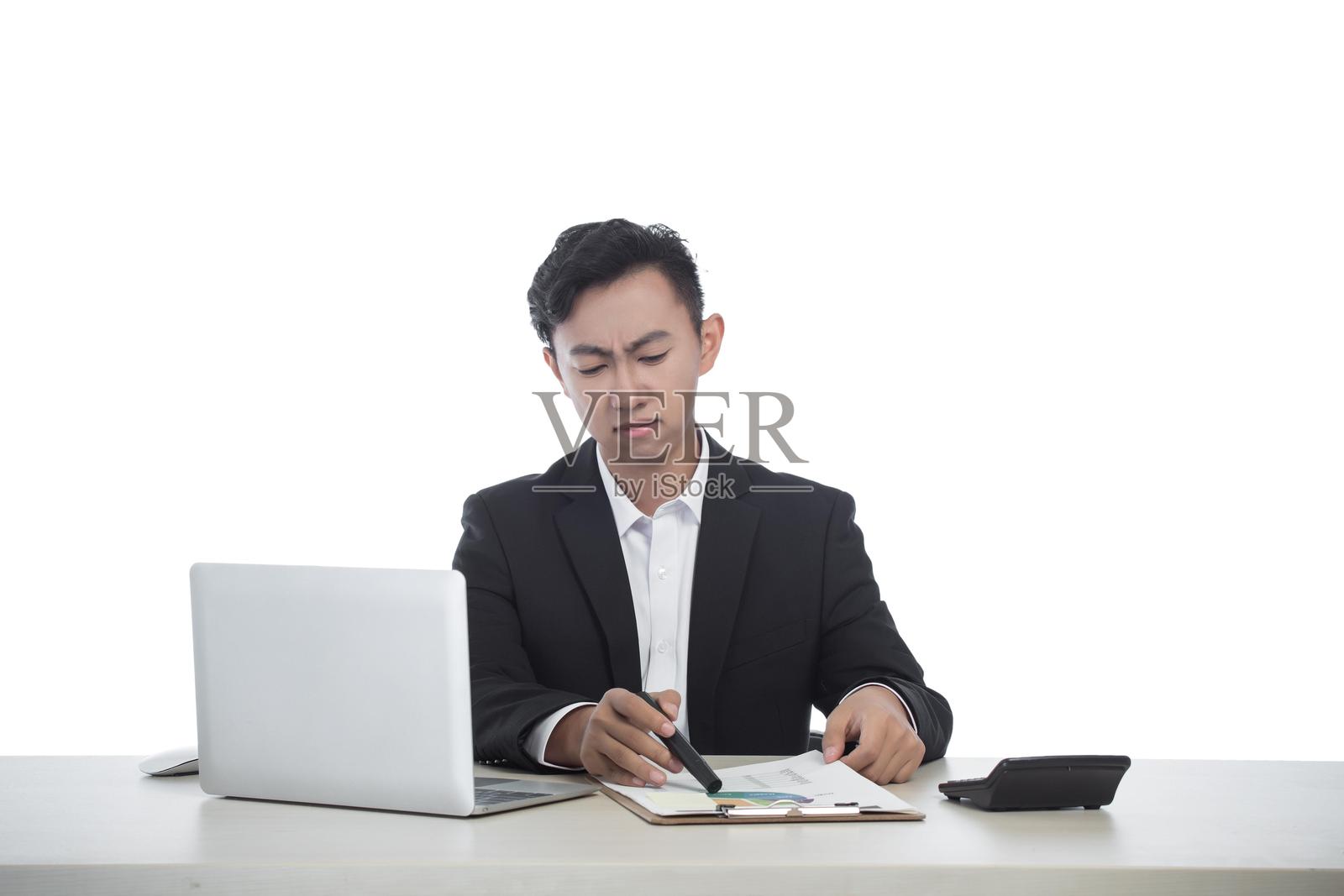 亚洲商人在办公室的桌子前分析图表和数据照片摄影图片