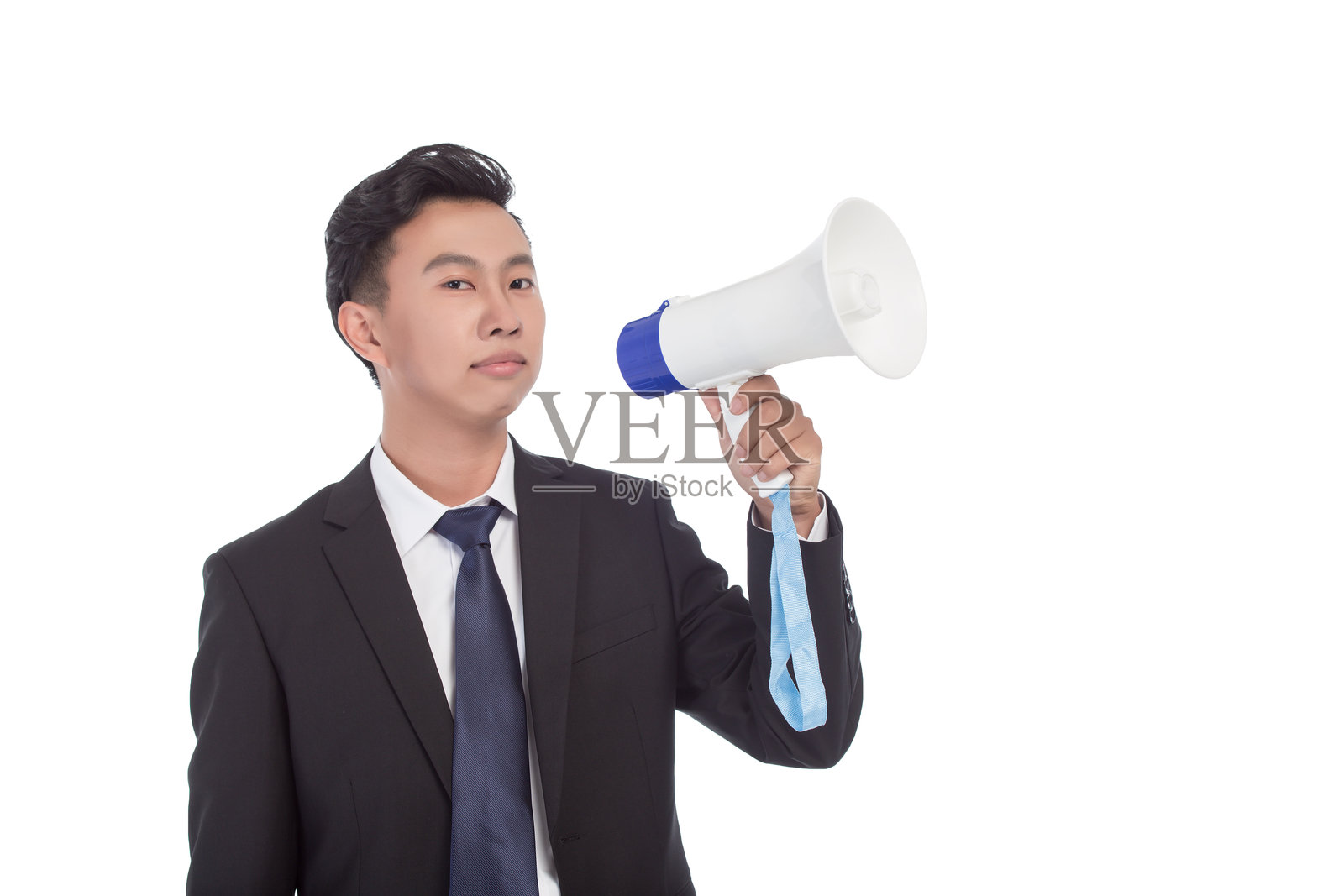 帅气的商人在灰色背景下用扩音器大喊照片摄影图片