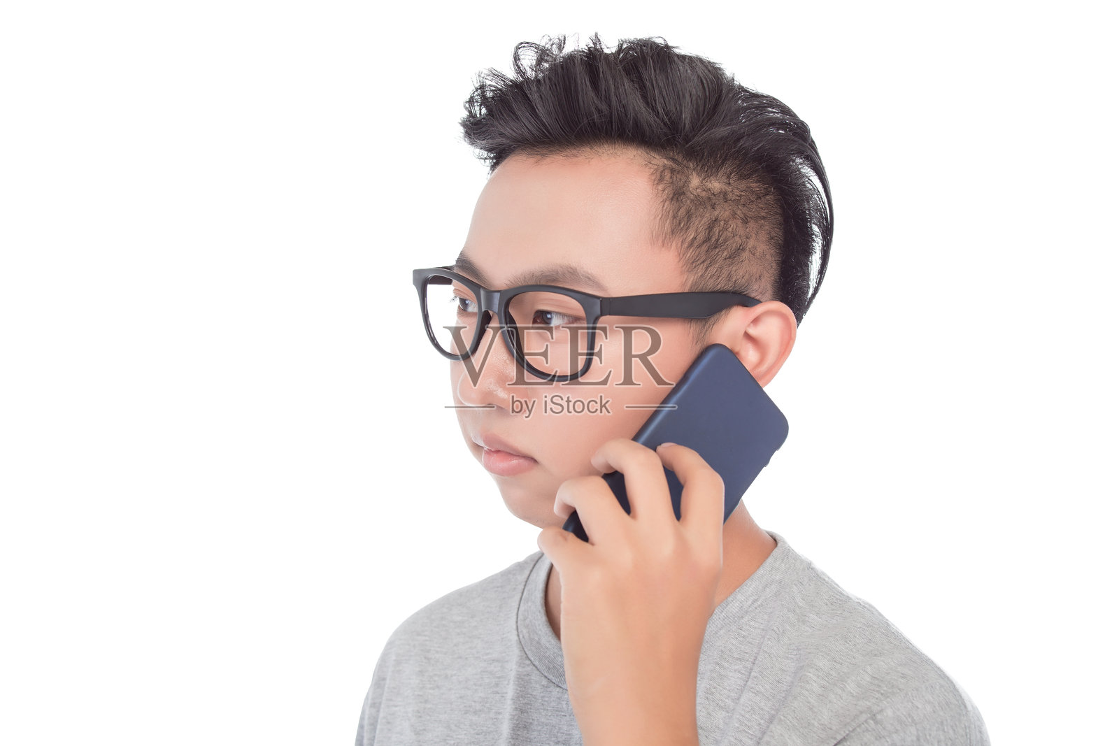 微笑的背景和手持手机。照片摄影图片