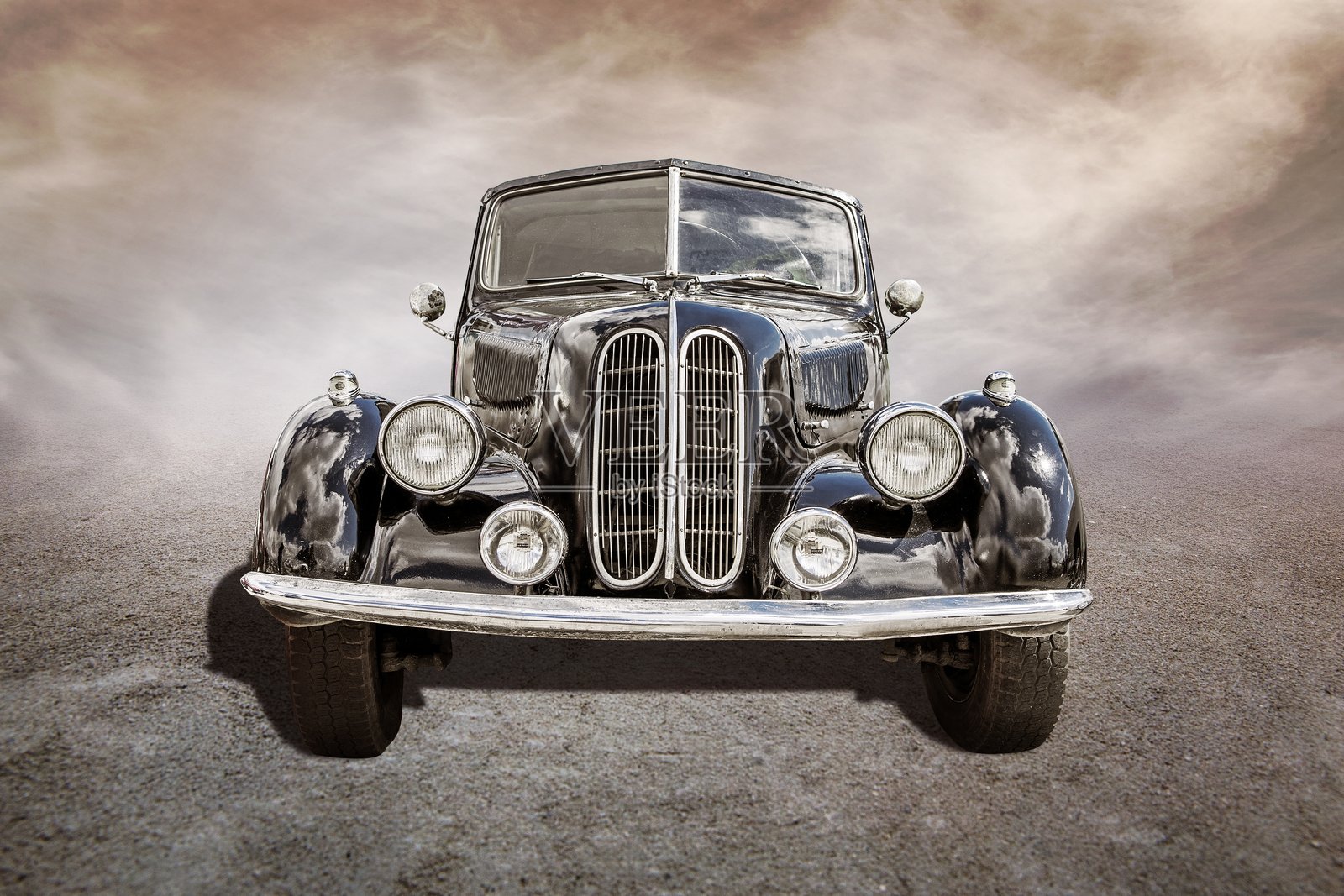 旧车矗立在棕褐色云彩的背景下照片摄影图片