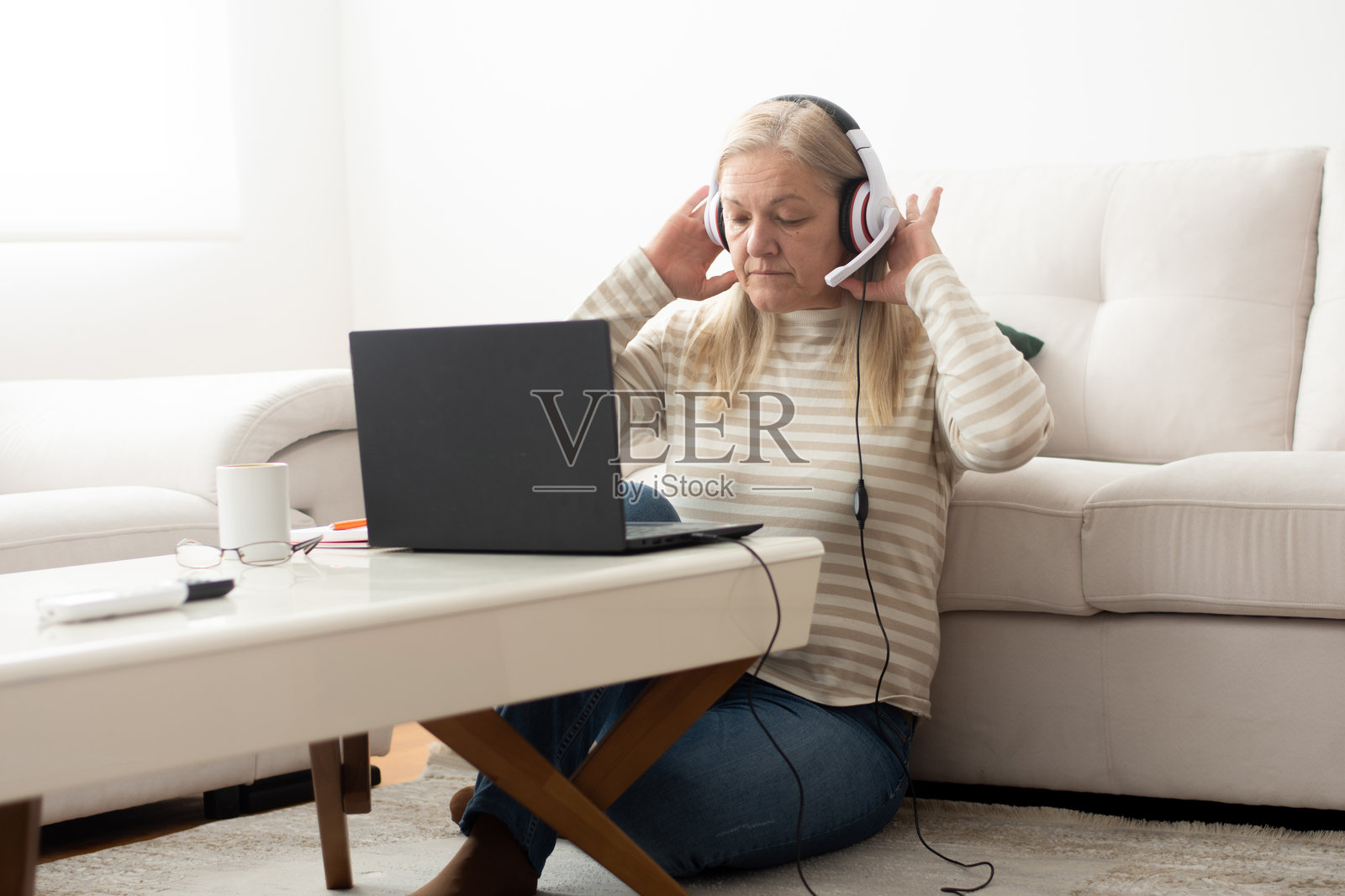 女性在线学习照片摄影图片