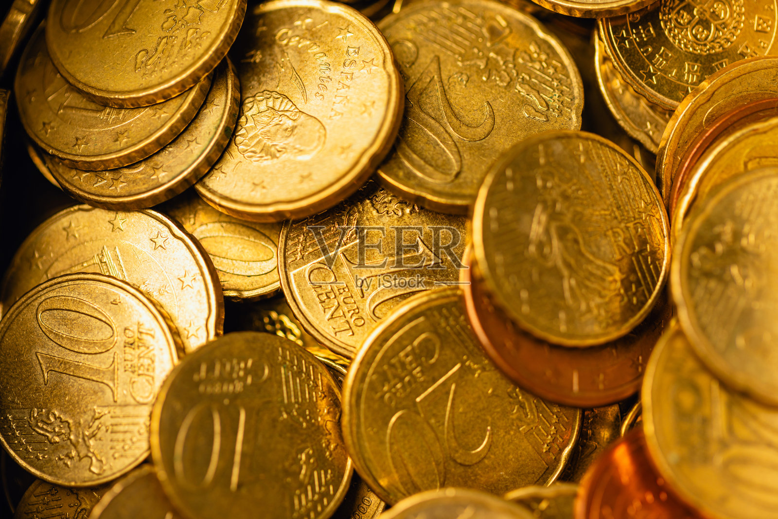 金色欧元硬币的特写堆叠照片摄影图片