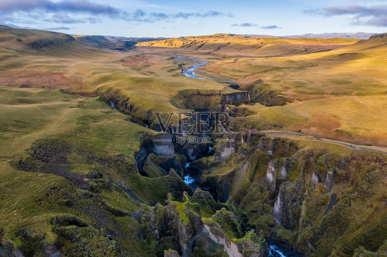 Spectacular view into fjadrargljufur canyon in southern Iceland, landscape of a river going through an emerald canyon in the Iceland wilderness.照片摄影图片