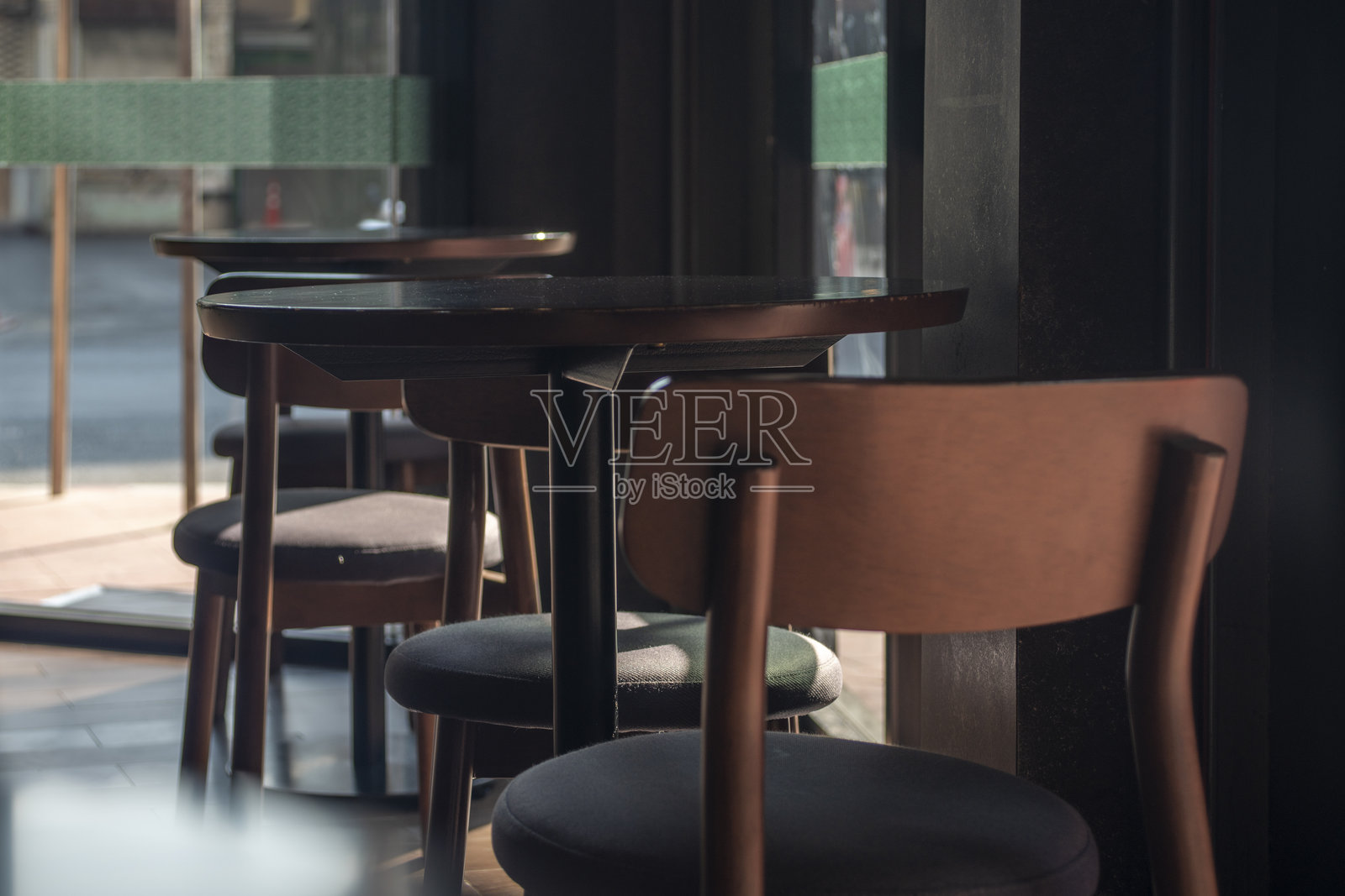 现代餐厅或酒吧的椅子内部照片摄影图片
