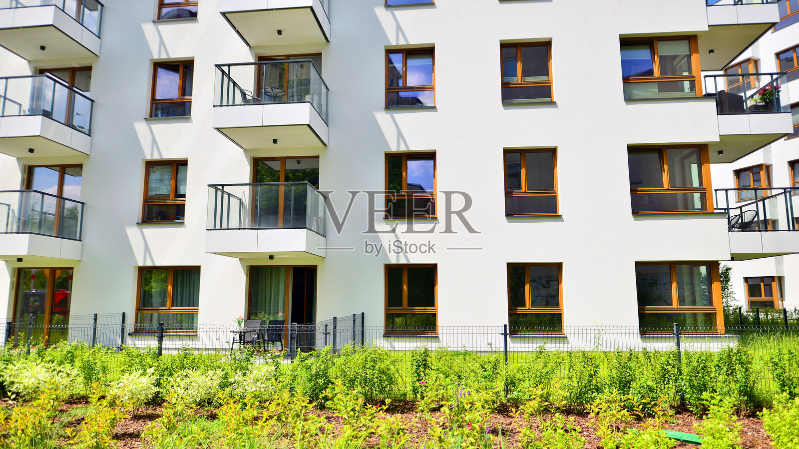 与自然和谐的欧洲住宅建筑。城市中的绿色生态友好生活。照片摄影图片