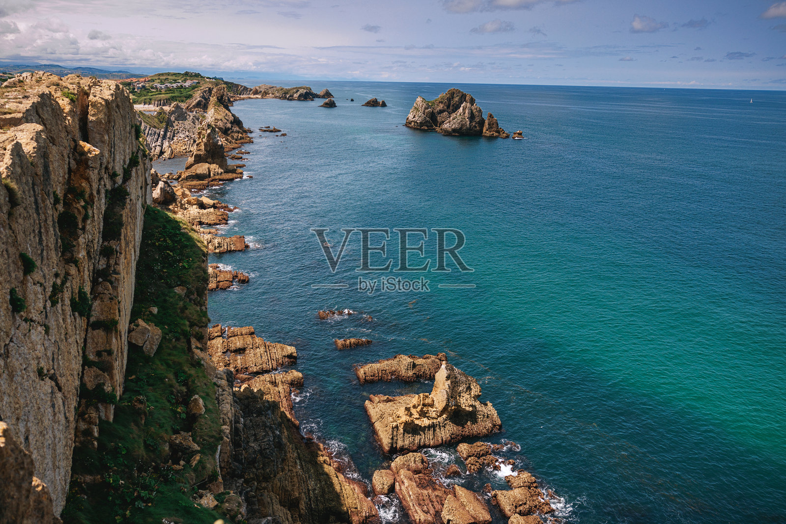 令人惊叹的海岸风景，拥有崎岖的悬崖和岩石地貌照片摄影图片