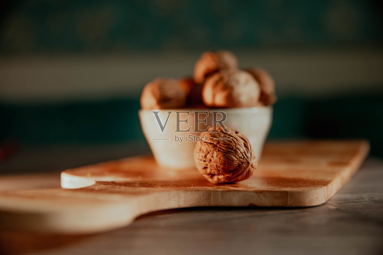 木板上的希腊坚果（带壳）照片摄影图片