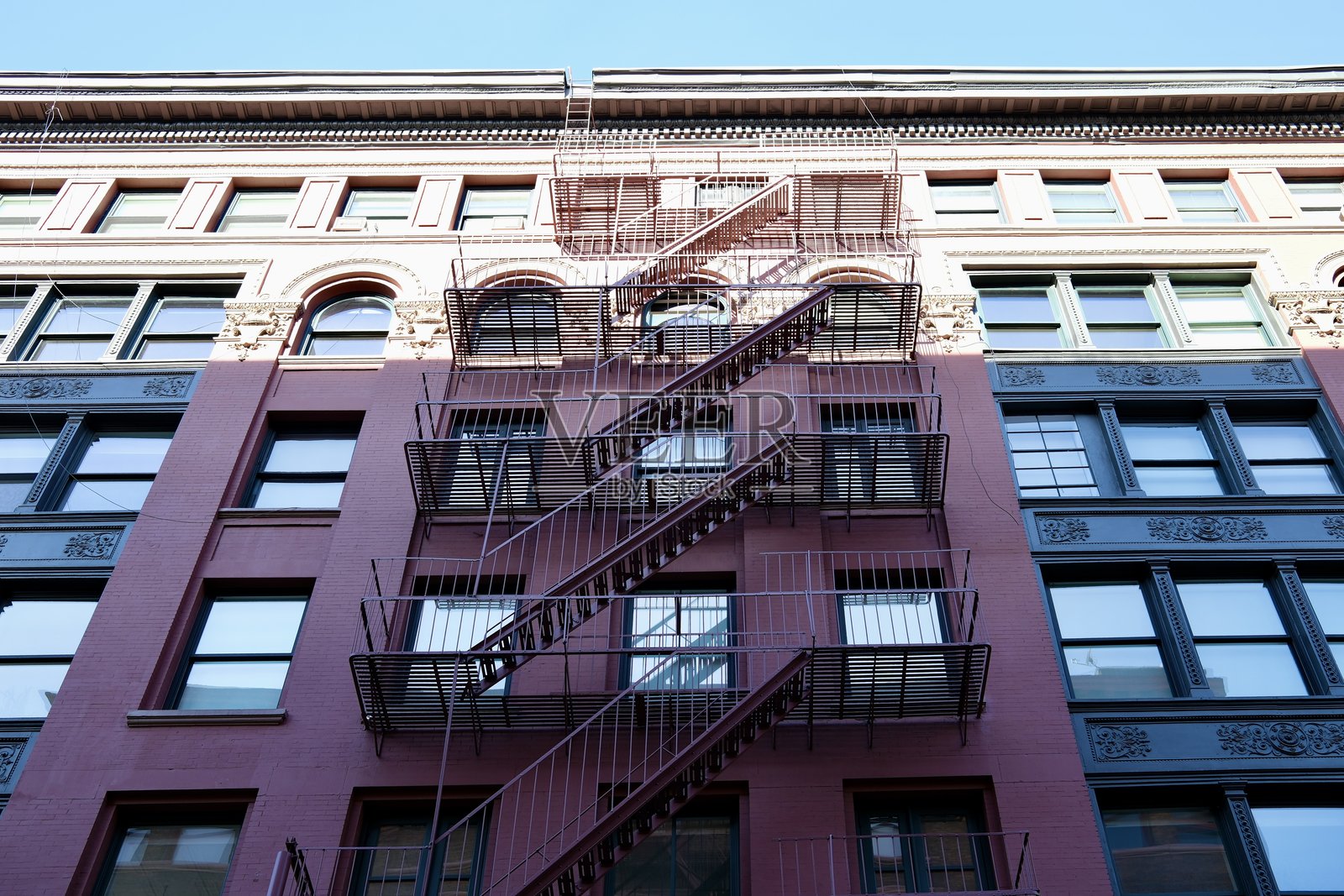 红色和绿色的建筑物带有消防梯（纽约，纽约，美国）照片摄影图片