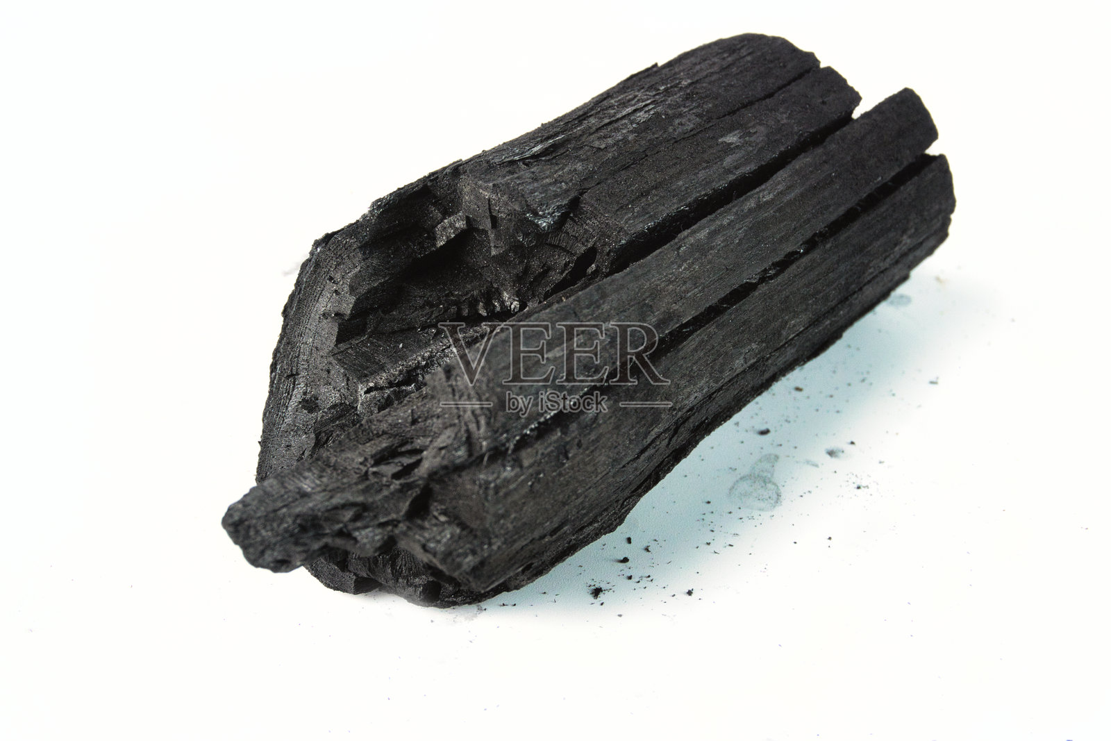 黑色木炭块的特写，背景为白色照片摄影图片