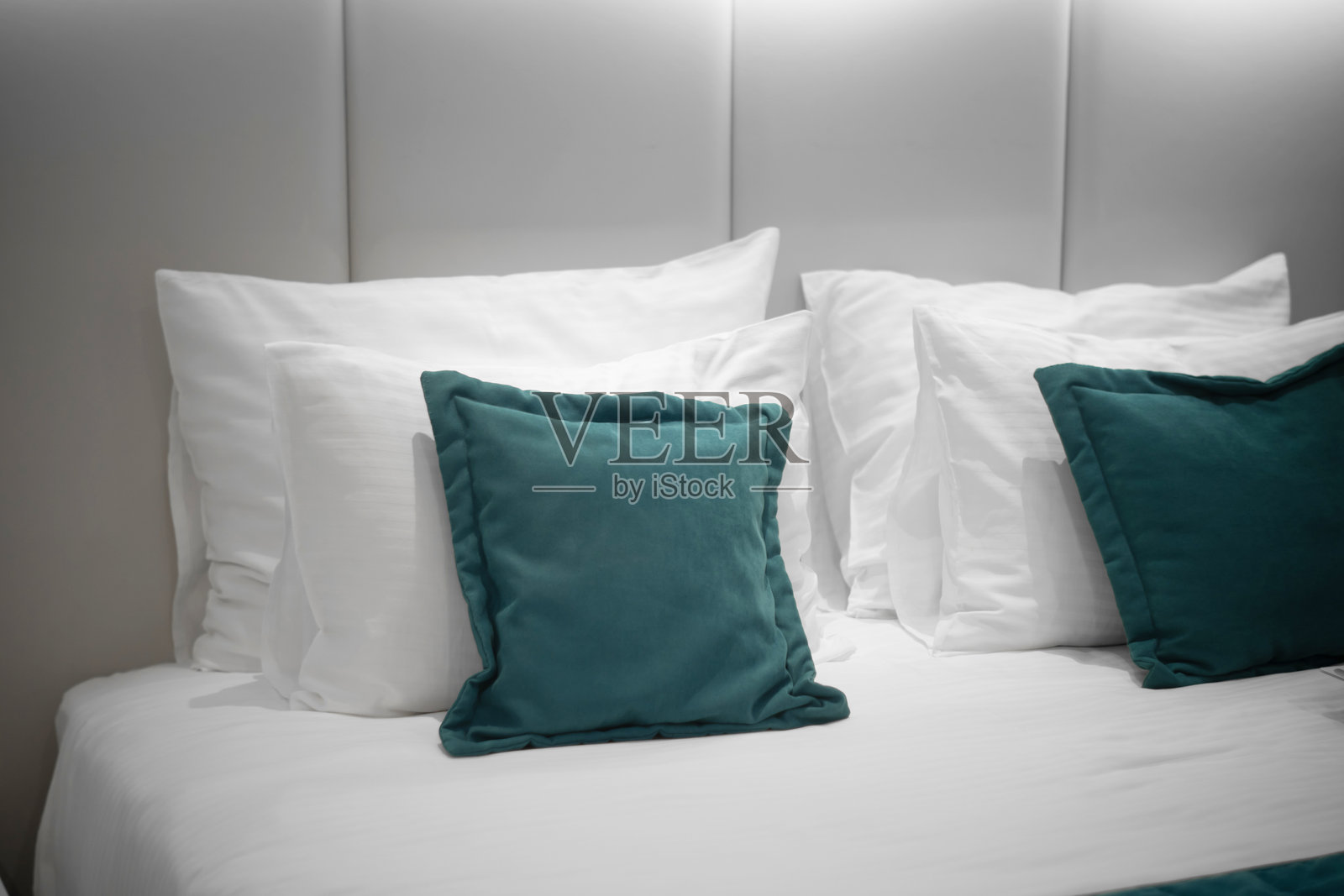 酒店房间内的白色和绿色枕头照片摄影图片
