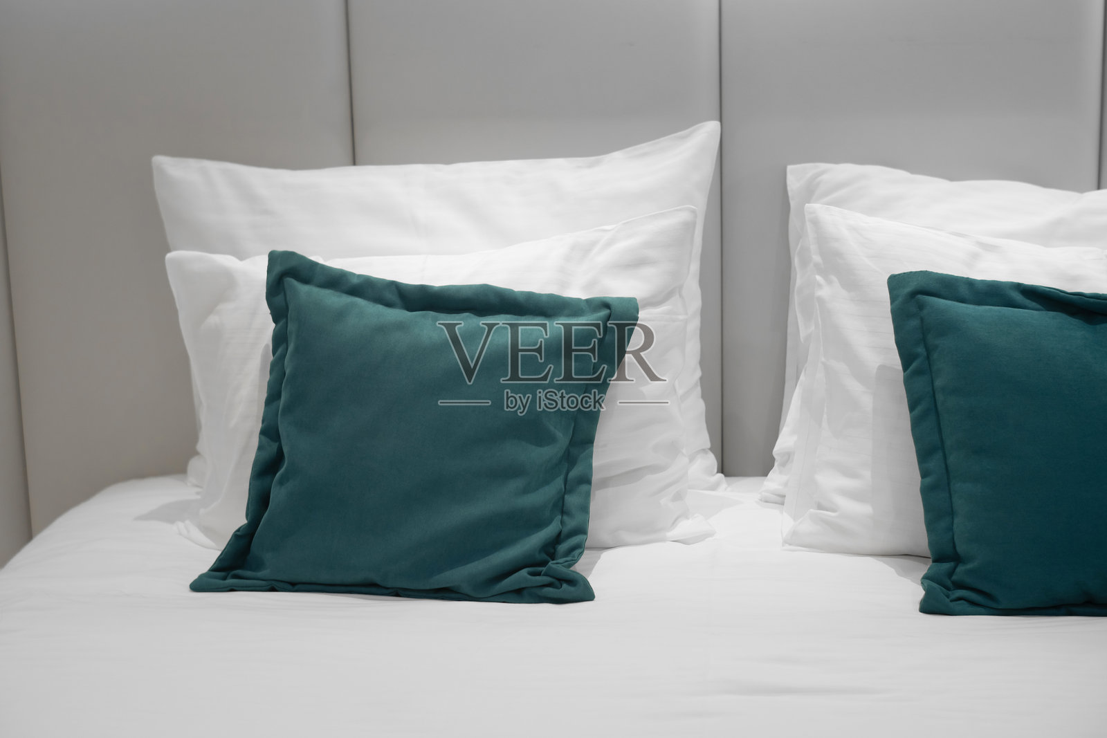 酒店房间内的白色和绿色枕头照片摄影图片