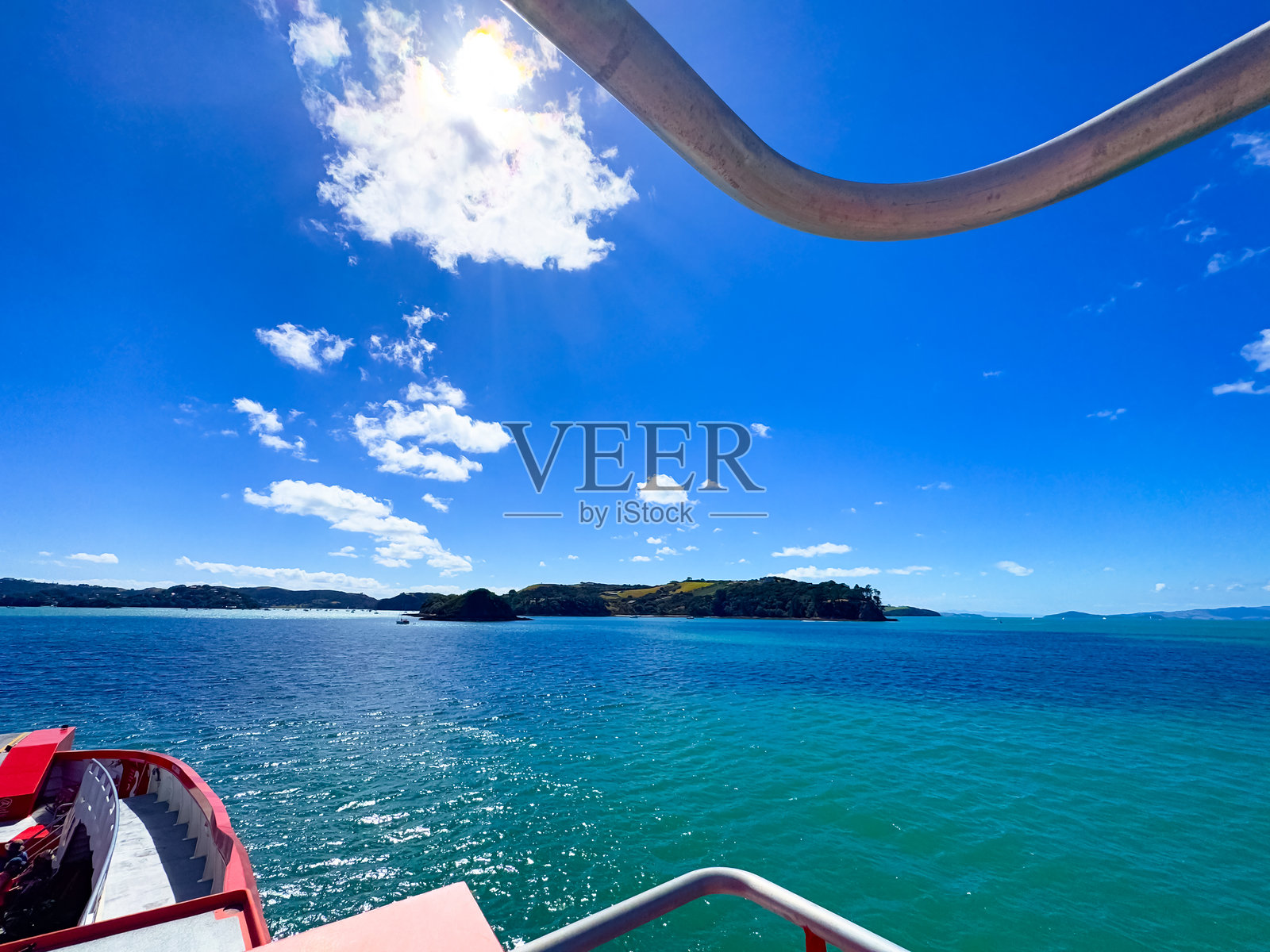 从岛上的渡轮上俯瞰蓝色热带海洋的景色照片摄影图片