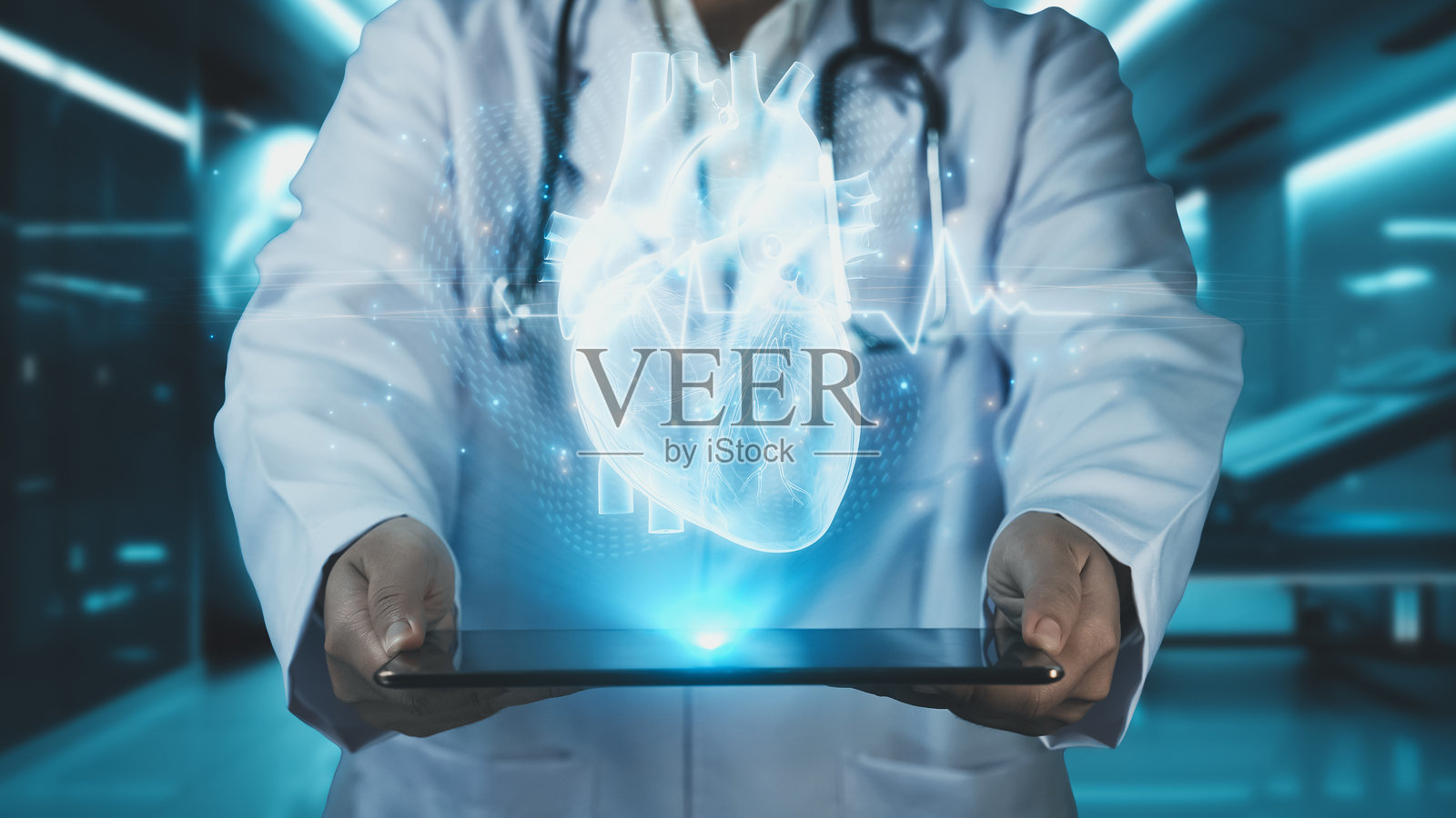 医疗工作者近距离发送带有心脏解剖全息图的平板电脑。补救措施。照片摄影图片