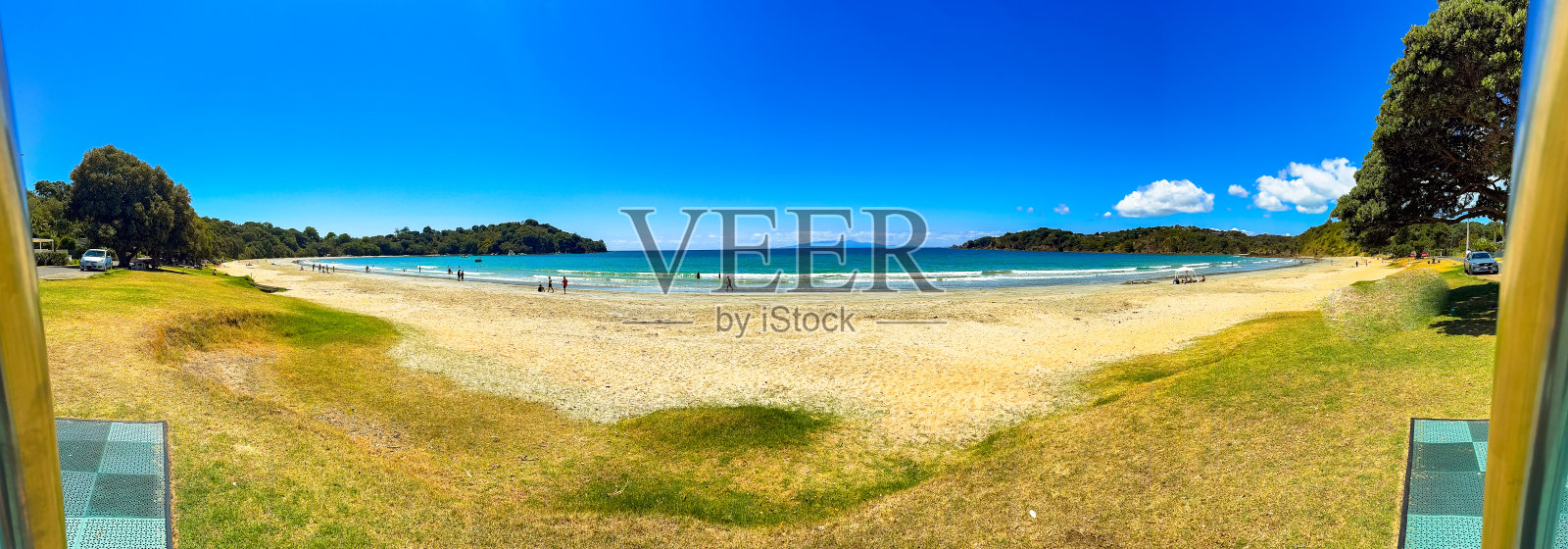 蓝色热带海洋与岛上的宁静港口照片摄影图片