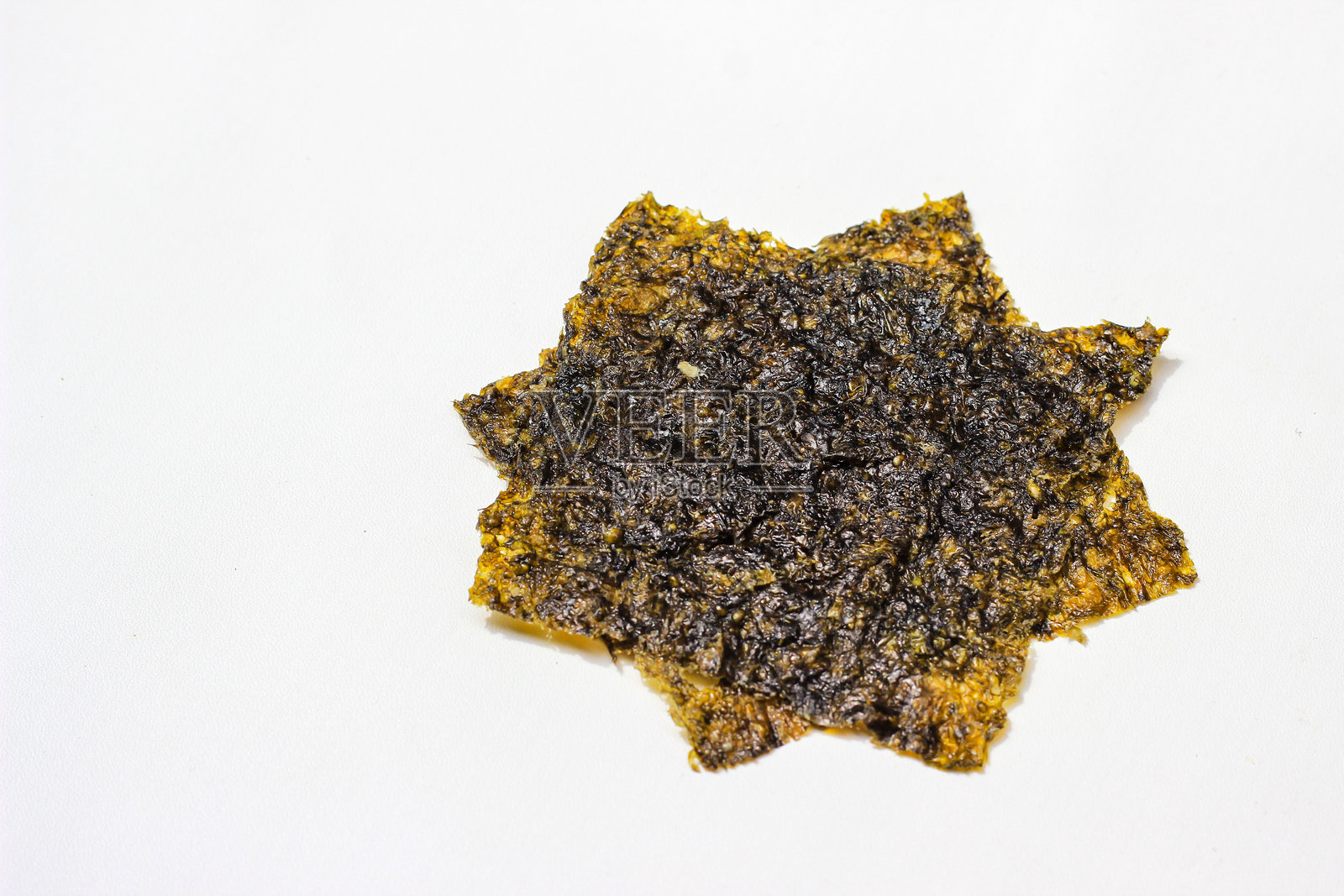 海苔、米饭和鸡蛋在白色背景上分离。海苔日本料理。干海藻片。照片摄影图片