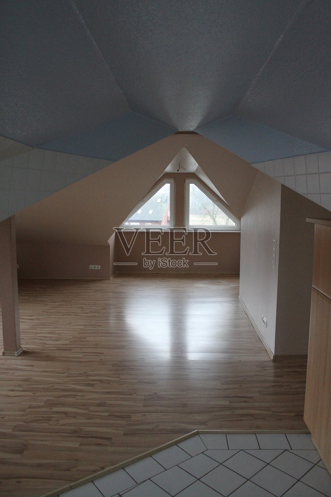 一个有许多斜屋顶的幽默空房间的特写镜头照片摄影图片