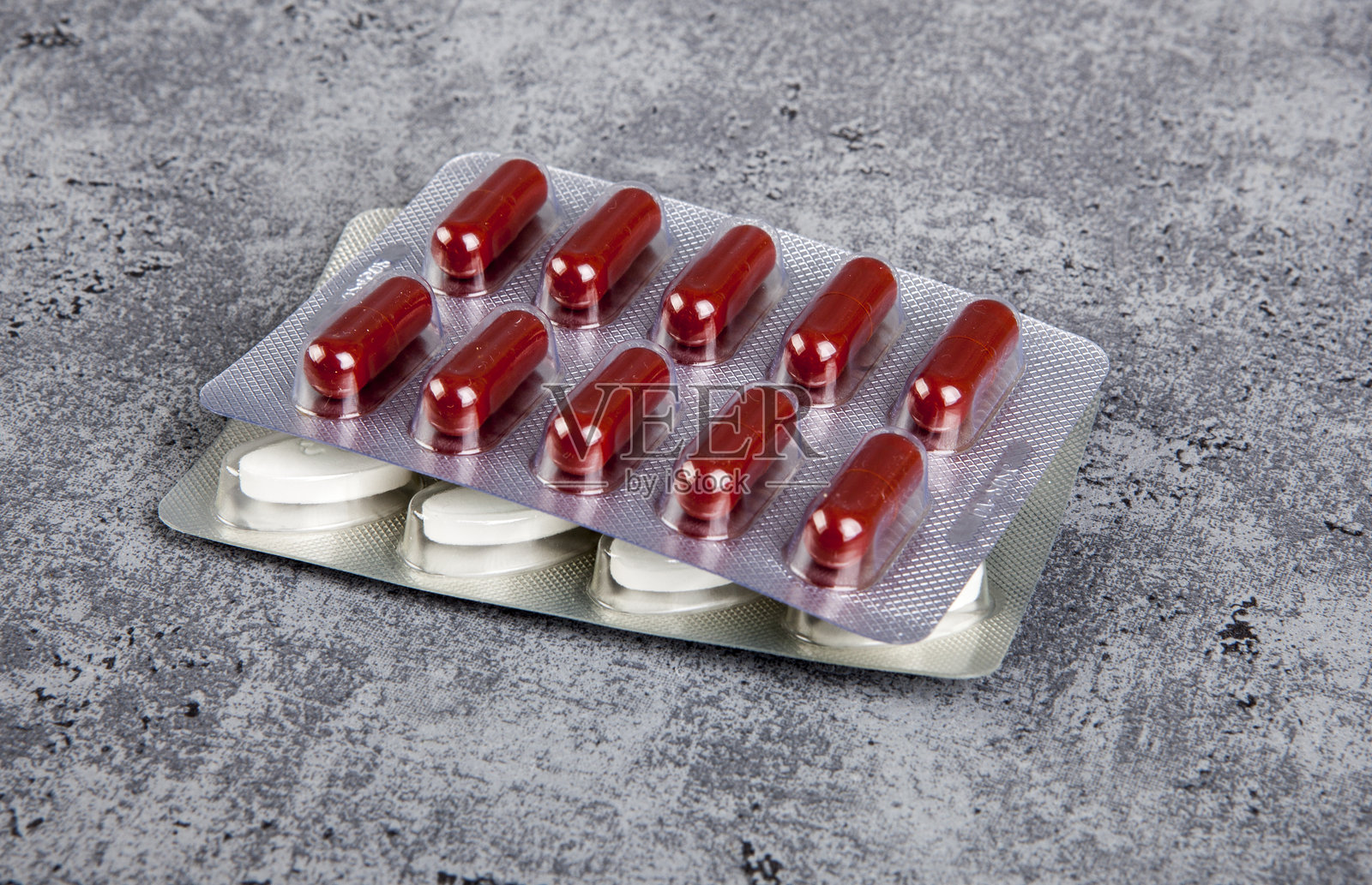 灰色背景上的药片泡罩包装。照片摄影图片