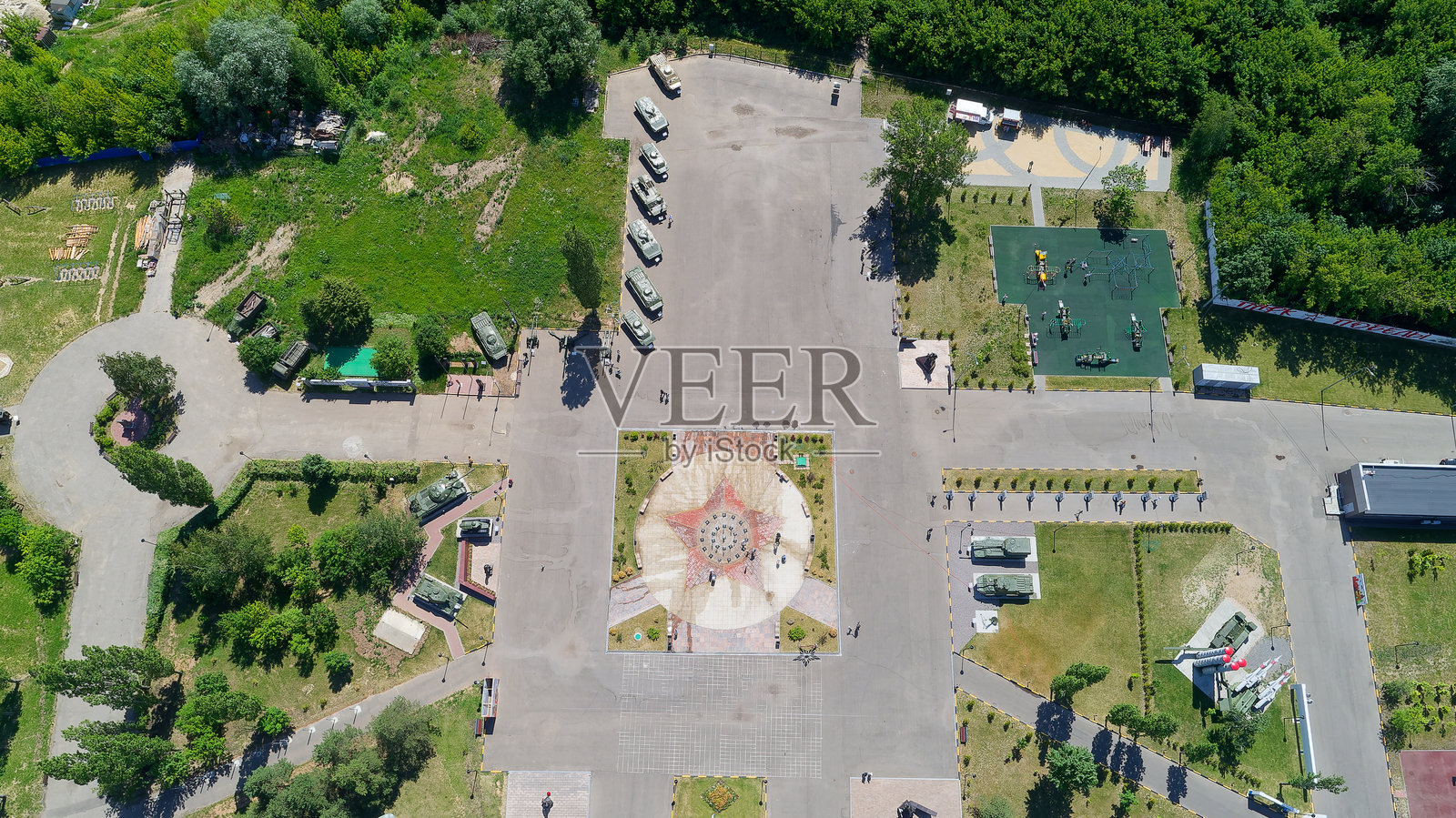 公园内有一个大绿地和一个小红地照片摄影图片