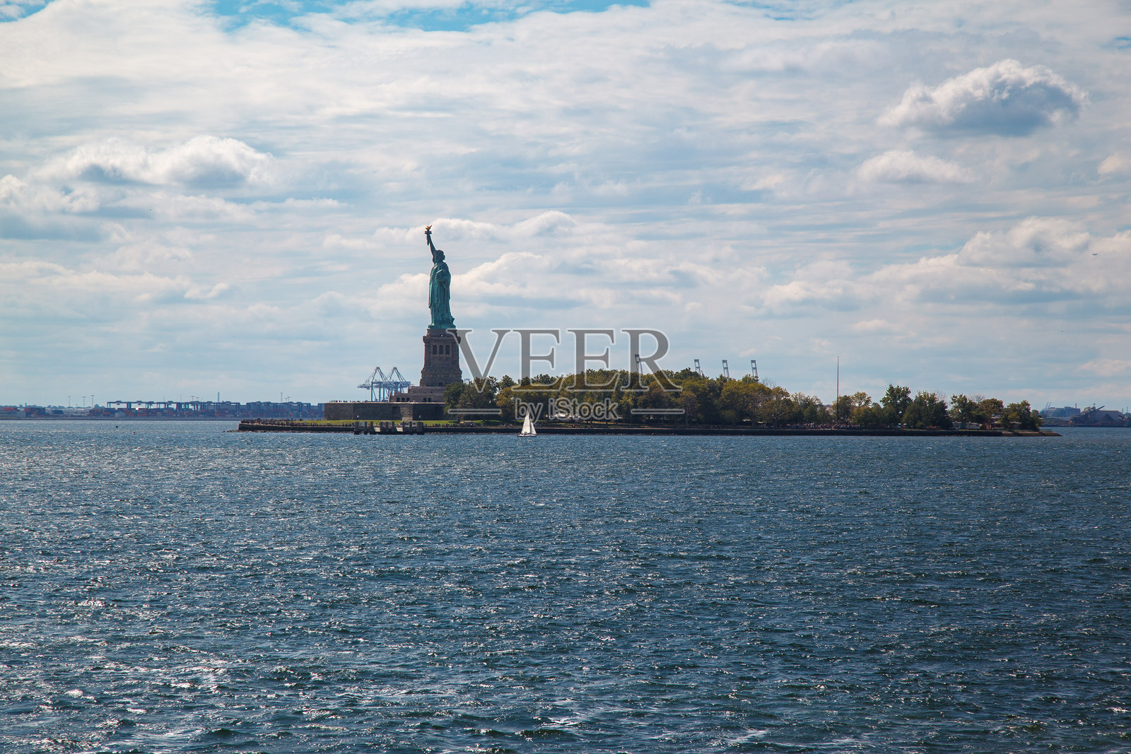自由女神像位于美国纽约市哈德逊河的自由岛上照片摄影图片
