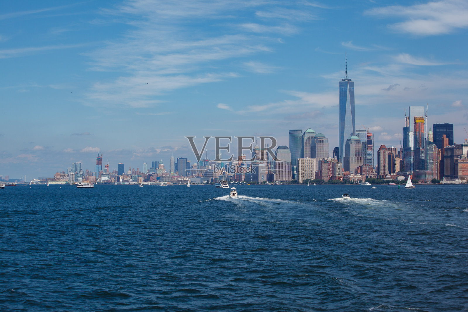 纽约市美国世贸中心一号大楼、巴特里公园和曼哈顿下城的建筑照片摄影图片