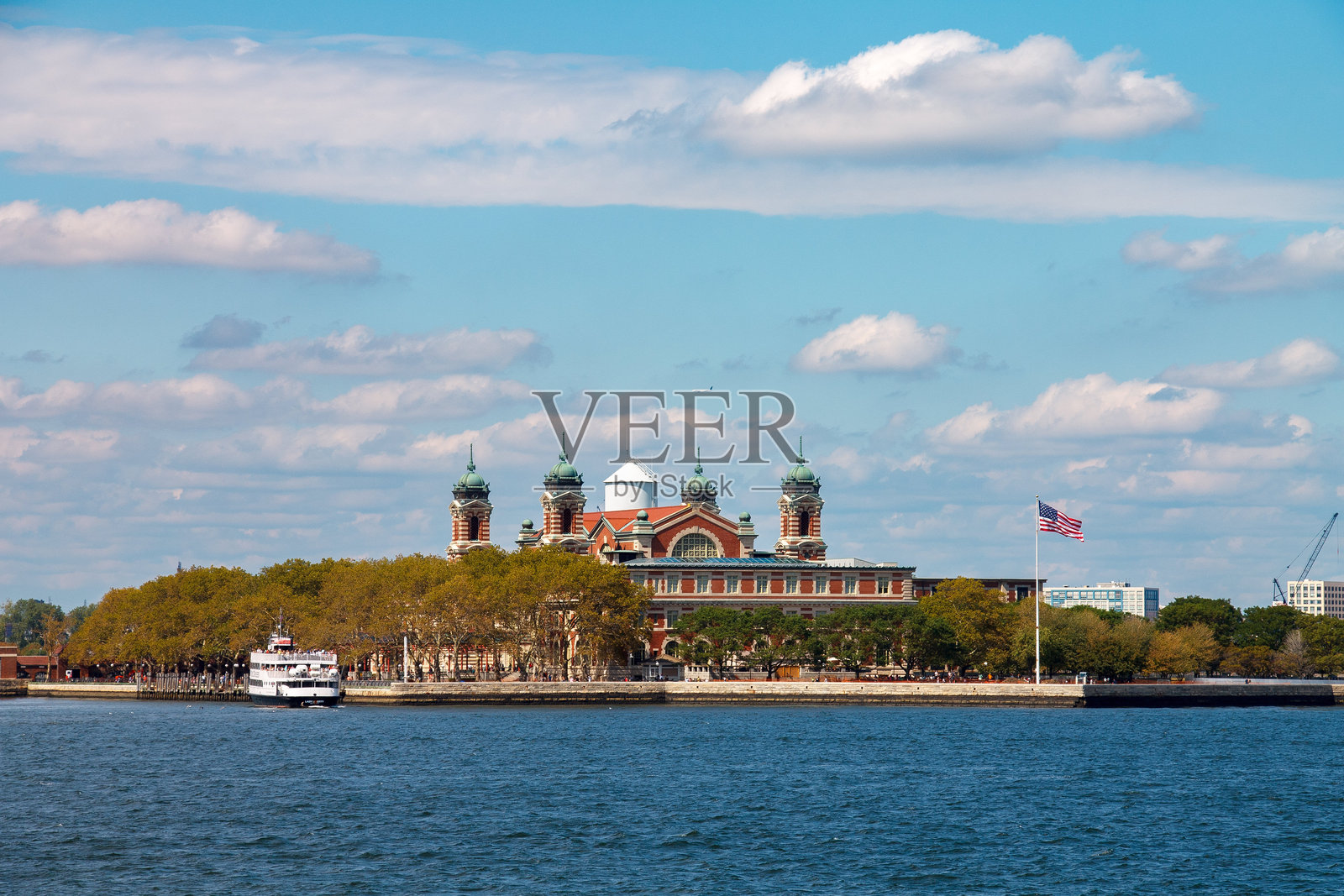 游船、埃利斯岛和历史建筑，纽约市，美国照片摄影图片