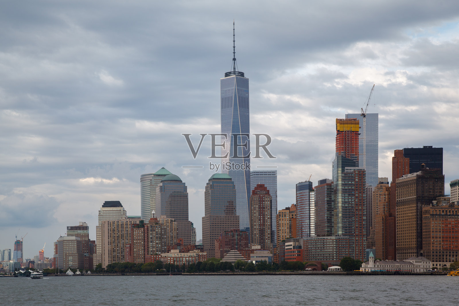 纽约市美国世贸中心一号大楼、巴特里公园及曼哈顿下城的建筑照片摄影图片