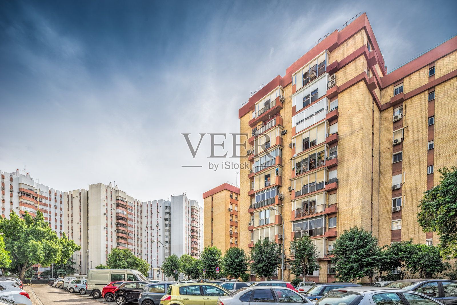 西班牙塞维利亚特里亚纳社区的现代住宅楼照片摄影图片