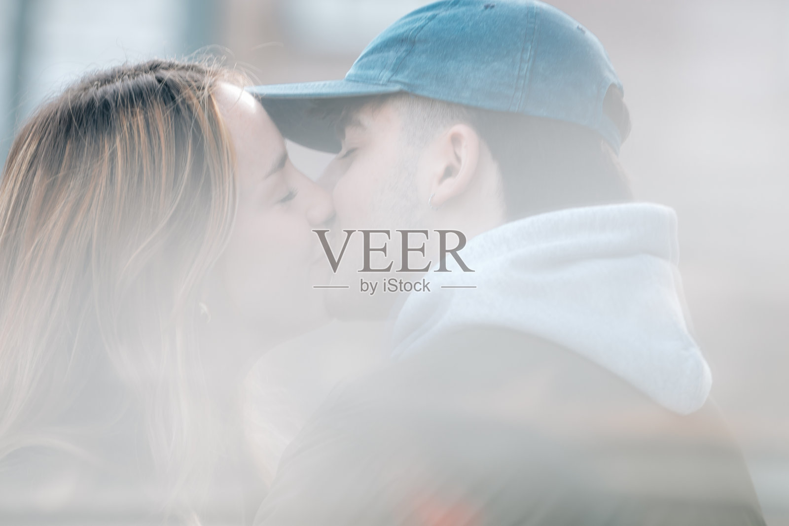 街头亲吻的情侣照片摄影图片